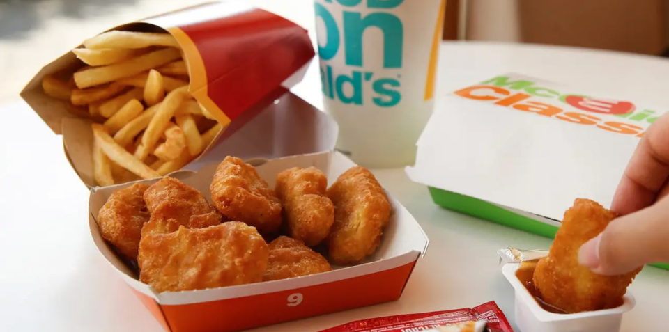 Chicken Nuggets, Pommes und ein Getränk bei  McDonald's (Symbolfoto).  - Copyright: Gerald Matzka/picture alliance via Getty Images