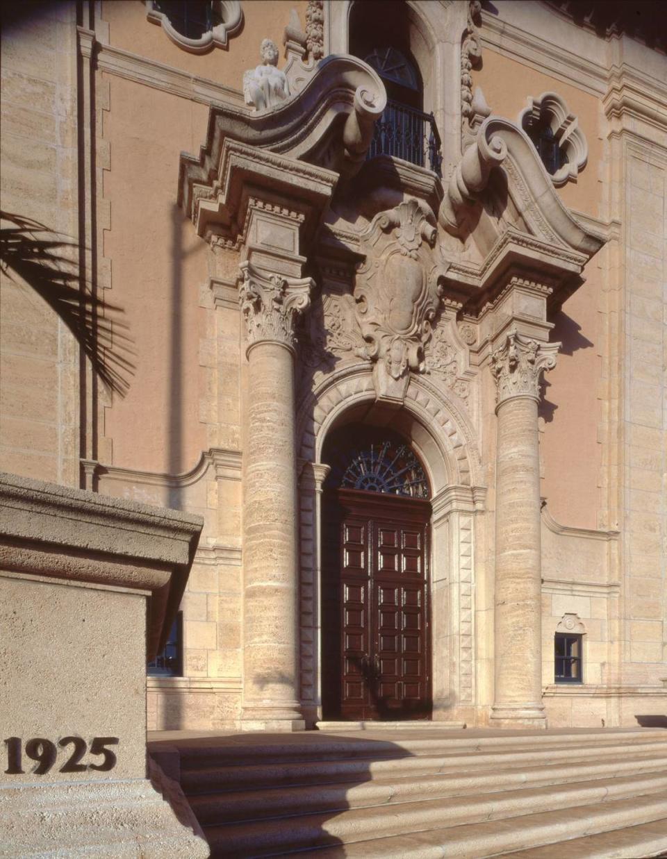 La ornamentada entrada barroca de la Torre de la Libertad en Biscayne Boulevard, en el downtown de Miami, después de que el edificio de 1925 recibiera sus primeras renovaciones exhaustivas a finales de la década de 1980.