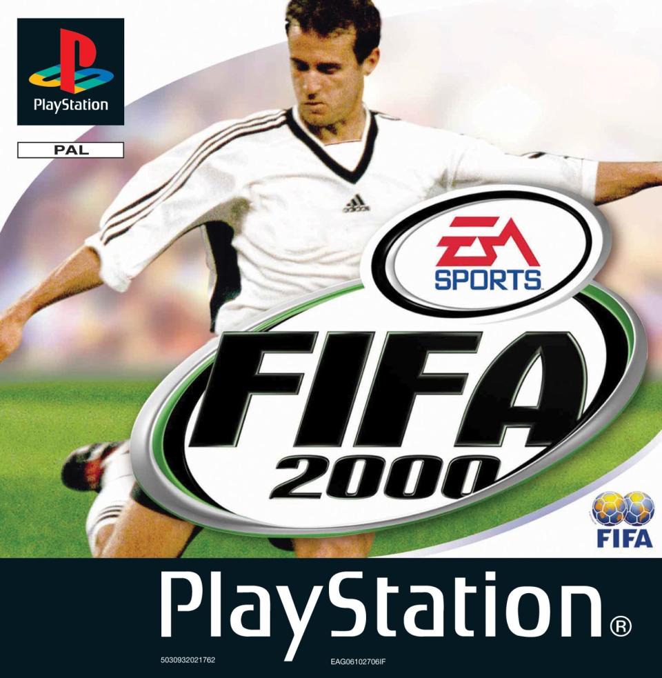 Auf dem Cover der deutschen Version von "FIFA 2000" beackert Mehmet Scholl das Grün. (Bild: EA)