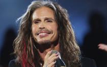 Bis heute fegt Aerosmith-Sänger Steven Tyler über die Bühne - auch dank seiner Band-Kumpels. Die schleppten ihren heroin- und kokainabhängigen Kollegen 1986 in eine Entzugsklinik. Die Drogensucht konnte er hinter sich lassen - doch 2009 musste sich Tyler eingestehen, dass er abhängig von Schmerzmitteln war. Auch diese Sucht bekämpfte er erfolgreich. (Bild: Jonathan Leibson/Getty Images for Celebrity Fight Night)