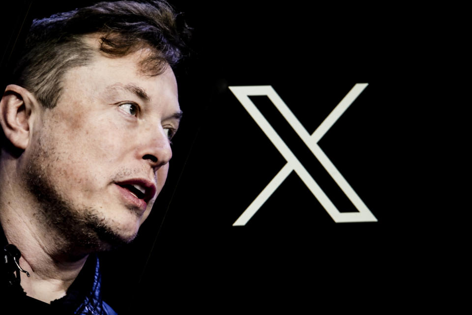En esta ilustración fotográfica, la foto de Elon Musk se muestra en la pantalla de un teléfono frente a una pantalla de ordenador que muestra el nuevo logotipo de 'Twitter'. (Foto de Emin Sansar/Anadolu Agency vía Getty Images)