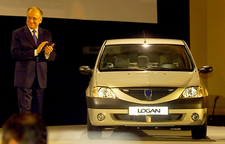 <p>El Renault Dacia Logan es considerado uno de los mejores autos familiares y llegó al mercado en 2004 con un precio introductorio de 5.000 euros, que para ese momento equivalían a unos 6.139 dólares.</p> <p>Las nuevas versiones han mejorado los acabados y la calidad de las partes y eso ha elevado el precio de venta a unos 9.477 dólares, un monto razonable para un coche que viene con una garantía de tres años o 100.000 kilómetros.</p> <p>En la imagen vemos al presidente rumano Ion Iliescu durante la presentación del Renault Dacia Logan, en Bucarest el 2 de junio de 2004. (Reuters)</p> 