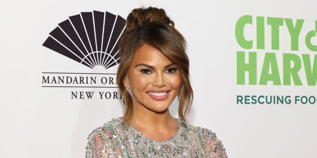 chrissy teigen natural hair length pony