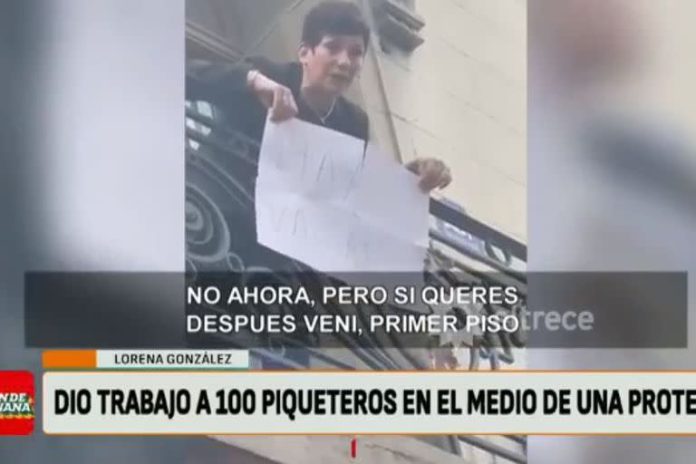 Lorena González con el cartel que conmovió a los manifestantes