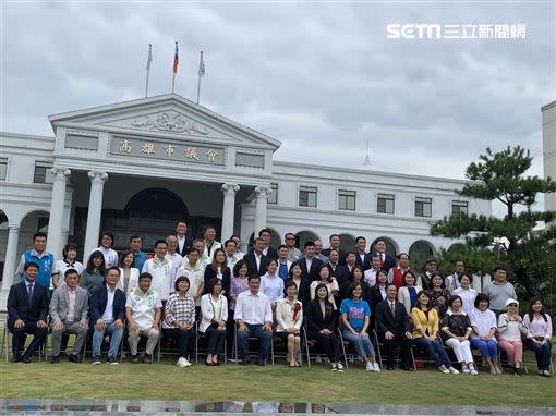  高雄市新任議長曾麗燕與眾議員合影。（圖／記者林昱孜攝影）