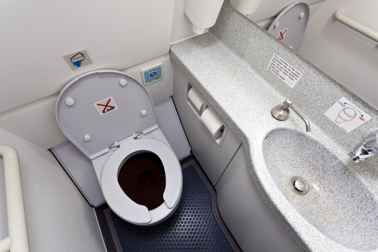 Auf einem Flug mit Delta Airlines war ein Passagier plötzlich in der Toilette eingesperrt. (Bild: Getty Images)