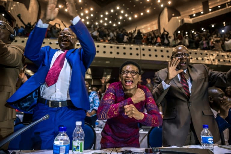 Zimbabwean lawmakers celebrate after Mugabe's resignation o