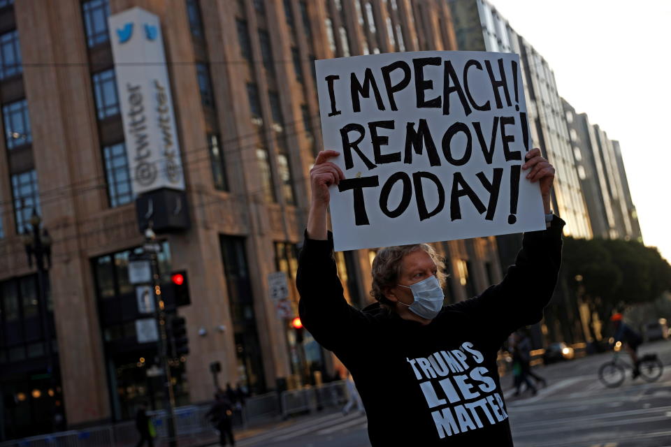 Trump-Gegner Kenneth Lundgreen forderte in der Zwei-Mann Gegendemo die Amtsenthebung des US-Präsidenten. (Bild: REUTERS/Stephen Lam)