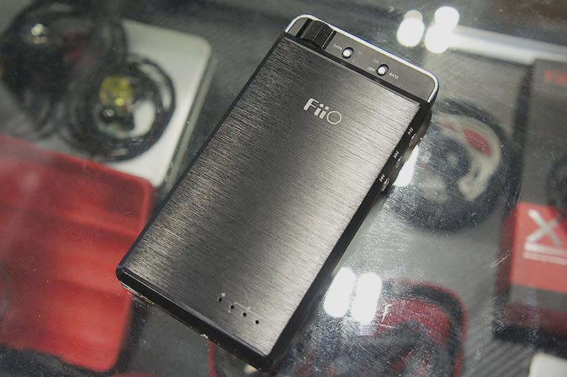 The Fiio E18 Kunlun is a portable headphone amplifier and DAC designed specially for Android mobile devices. It also doubles up as a 3500mAh power bank. It is available at Comex for $199 (U.P.: $219).