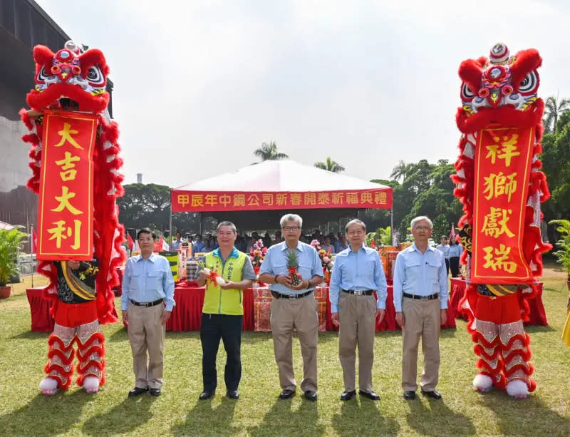 ▲中鋼16日舉辦新春開泰祈福典禮，由董事長翁朝棟擔任主典官，指出金龍年要利用AI技術降低生產成本及提高生產效率。（圖／中鋼提供）