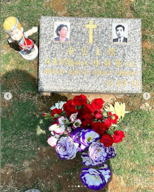 林書豪、父親和弟弟林書緯前往墓園看奶奶，上頭的過世時間為2023年的1月29日。（圖／翻攝自林書豪IG）