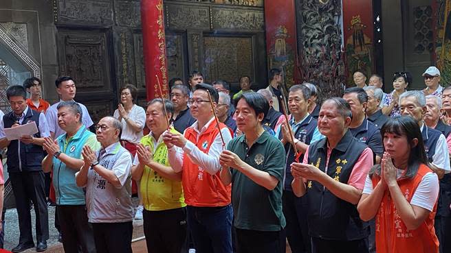民進黨總統參選人賴清德（左3）到台中軍福宮參拜，受到支持鄉親熱情相迎。（陳淑芬攝）