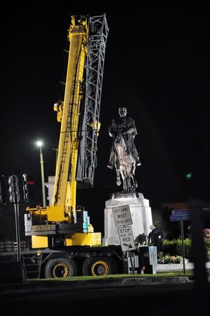 A construction crew works to remove a monument of Confederate General P.G.T. Beauregard at the entrance to City Park in New Orleans, Louisiana, U.S. May 16, 2017. Picture taken May 16, 2017. REUTERS/Cheryl Gerber