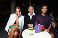 <p>Ne vous fiez pas aux apparences ! En fait, ils étaient très contents d’assister à la présentation Printemps-Eté 2022 de la griffe italienne. Comme le reste du public et comme souvent lors de la Fashion Week, Adèle Exarchopoulos, Vincent Cassel et Tina Kunakey ont dû faire preuve de patience avant que le défilé ne commence. ©Getty Images</p> 