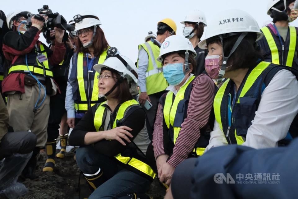 立院社會福利及衛生環境委員會21位立委15日赴桃園考察大潭藻礁區。（中央社檔案照）