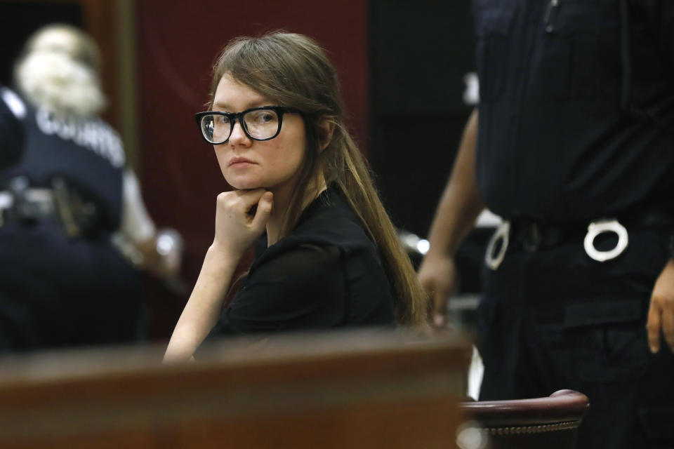 Anna Sorokin durante la celebración del juicio en la Corte del estado de Nueva York. Foto: AP Photo/Richard Drew.