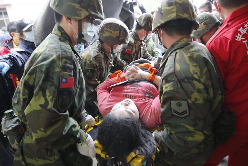 台灣南部大地震，台南市永康區維冠大樓遭強震震垮，災情慘重，救難人員全力搶救。（美聯社）