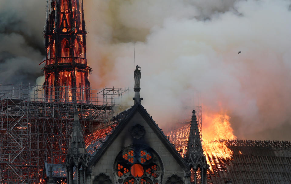 El fuego devora la catedral de Notre Dame de París