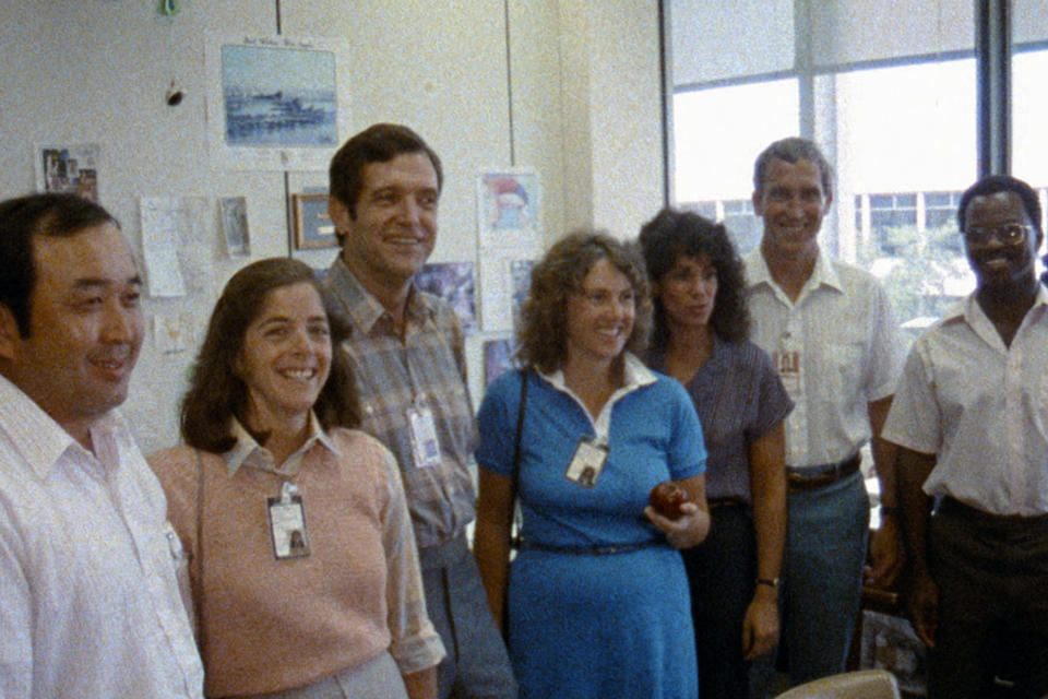 En esta imagen difundida por Netflix, los siete astronautas del Challenger _ de izquierda a derecha Ellison S. Onizuka, Barbara Morgan, Dick Scobee, Christa McAuliffe, Judith Resnik, Mike Smith y Ronald McNair _ en una escena del segundo episodio de "Challenger: The Final Flight". La serie de cuatro capítulos sobre el desastre del transbordador espacial Challenger en 1986 se estrena el miércoles. (NASA/Netflix vía AP)