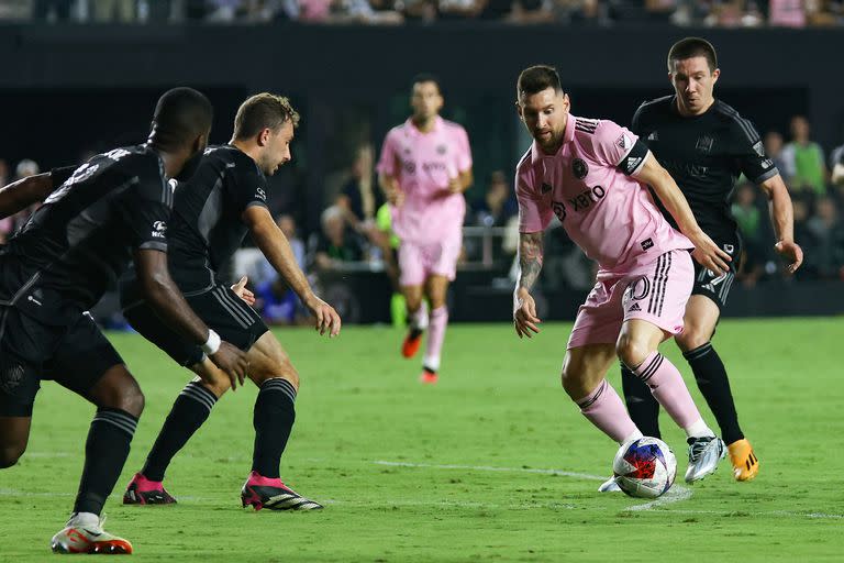 Messi rodeado de camisetas de Nashville en el DRV PNK Stadium: Inter Miami no logró destrabar el partido y debió conformarse con un empate sin goles