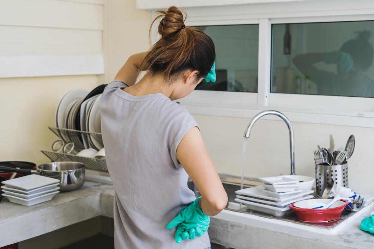 <a href="https://www.shutterstock.com/es/image-photo/tired-young-woman-gloves-washing-dishes-1023511729" rel="nofollow noopener" target="_blank" data-ylk="slk:Shutterstock / kitzcorner;elm:context_link;itc:0;sec:content-canvas" class="link ">Shutterstock / kitzcorner</a>