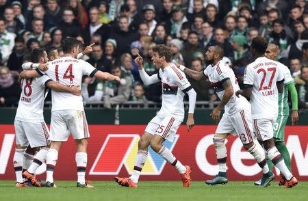 Bayern Munich's Thomas Mueller (C) celebrates with his team mates after scoring the opening goal during the German Bundesliga first division soccer match against Werder Bremen in Bremen, October 17, 2015. REUTERS/Fabian Bimmer