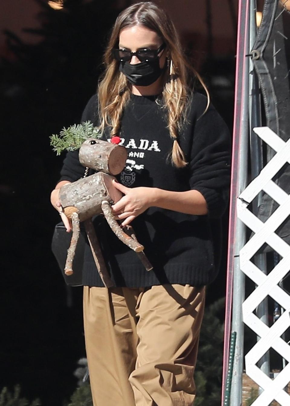 *EXCLUSIVE* Westwood, CA - Margot Robbie and her husband Tom Ackerley get in the holiday spirits as they go shopping for two Christmas trees in Westwood