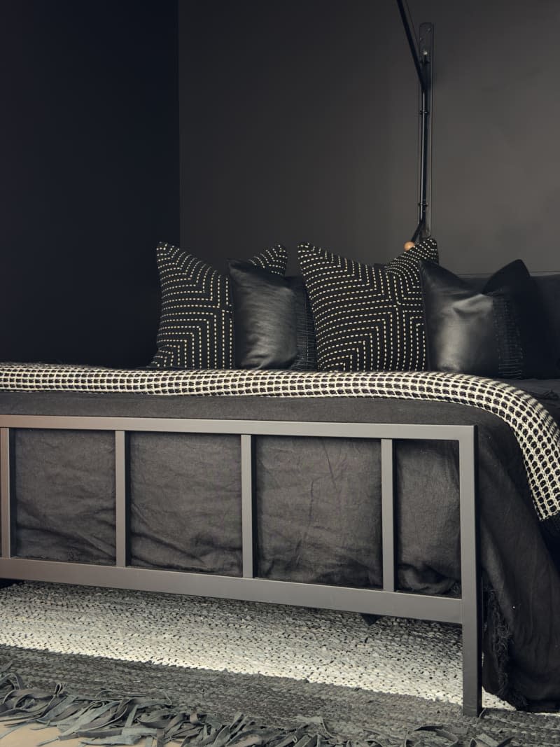 Bedroom with blacked pillows and sheets.