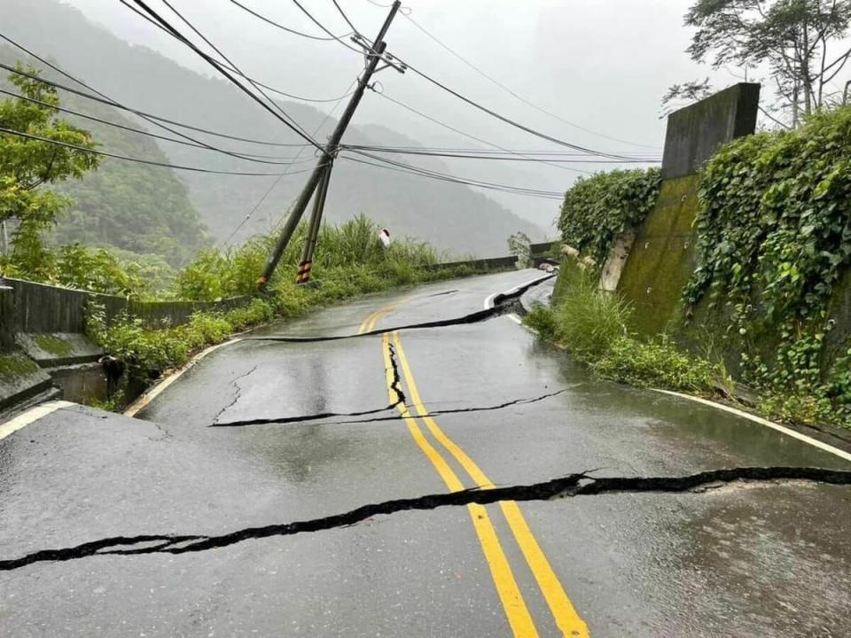 南投暴雨釀災，道路地基滑動。   圖：翻攝臉書社團埔里人