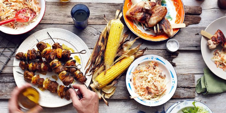 Elige un plato protéico y colorista, donde destaque el verde, y brinda con una cerveza, dos a lo sumo. (Foto: Getty)