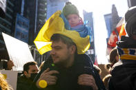 <p>美國紐約在2月26日有聲援烏克蘭遊行，有家長帶同子女上街。(Photo by Alexi J. Rosenfeld/Getty Images)</p> 
