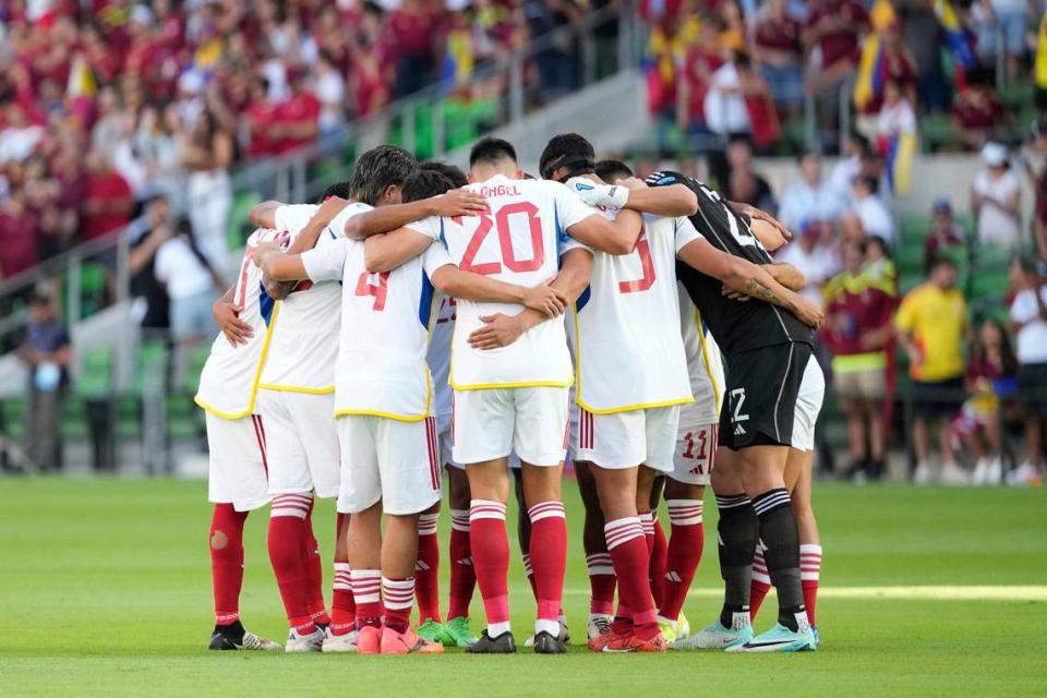 Los jugadores de la selección nacional de fútbol de Venezuela se congregan antes del comienzo del partido ante Jamaica, en la tercera ronda de la Copa América, en Austin, Texas, el domingo 30 de junio de 2024.