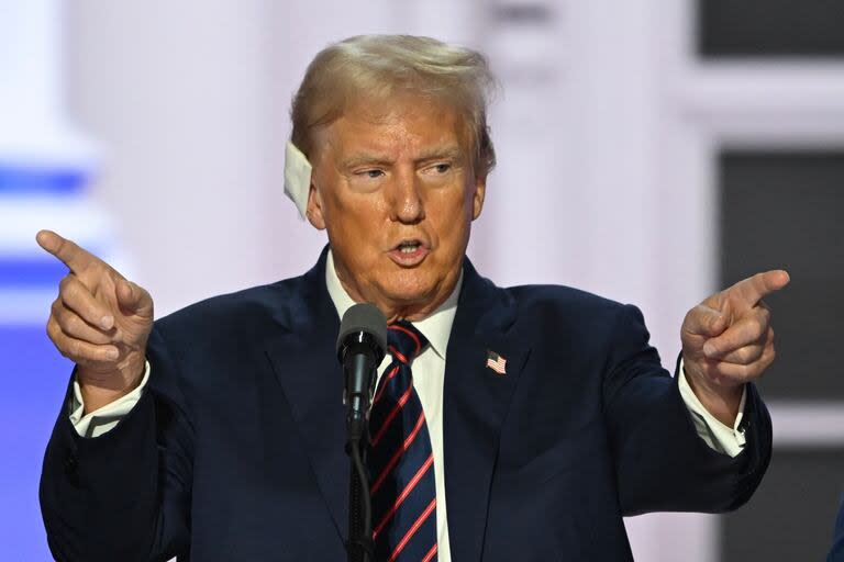 El expresidente Donald Trump hace una prueba del podio durante la Convención del Partido Republicano en Milwaukee, con la oreja todavía vendada