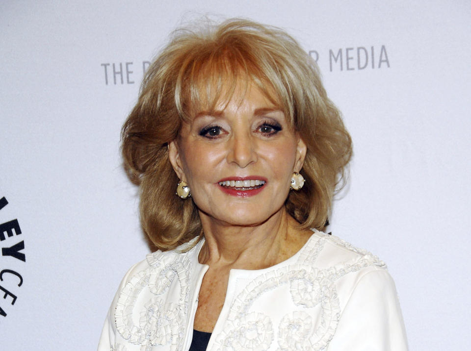 En esta imagen de archivo, Barbara Walters a su llegada a una mesa redonda con los conductores del programa "The View", de la televisora ABC, en el Paley Center for Media, el 9 de abril de 2008, en Nueva York. Walters, una superestrella y pionera en los noticieros en televisión, falleció el 30 de diciembre de 2022, según ABC News. Tenía 93 años. (AP Foto/Evan Agostini, archivo)