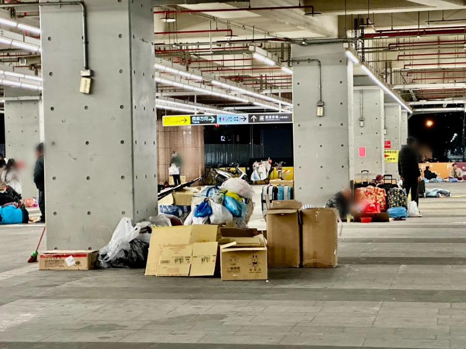 台中車站周邊街友聚集，二樓車站平台、一樓公車候車區，過去被街友堆置家當，有衣物、被褥與各式物品。記者游振昇／攝影