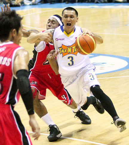 Jimmy Alapag drives against Calvin Abueva