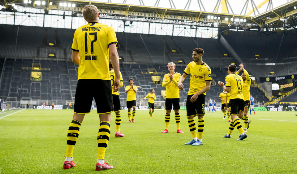 Erling Haaland (17) celebrates with his Borussia Dortmund teammates after scoring on Saturday. At an acceptable social distance, of course. (Photo by Alexandre Simoes/Borussia Dortmund via Getty Images)