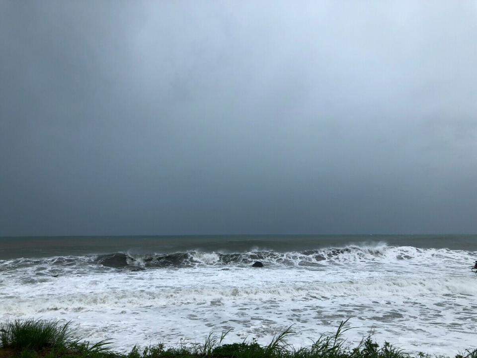 中度颱風海葵暴風圈已於今(3)日觸陸，估計今天中心就會登陸台灣東部。   圖：林冠妤／攝