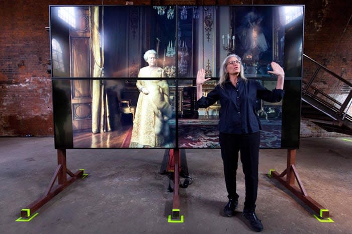 Annie Leibovitz junto a su retrato de Isabel II