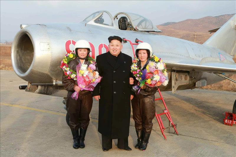 El líder norcoreano Kim Jong Un posa con las primeras mujeres pilotos de aviones de combate de Norcorea. EFE/Archivo