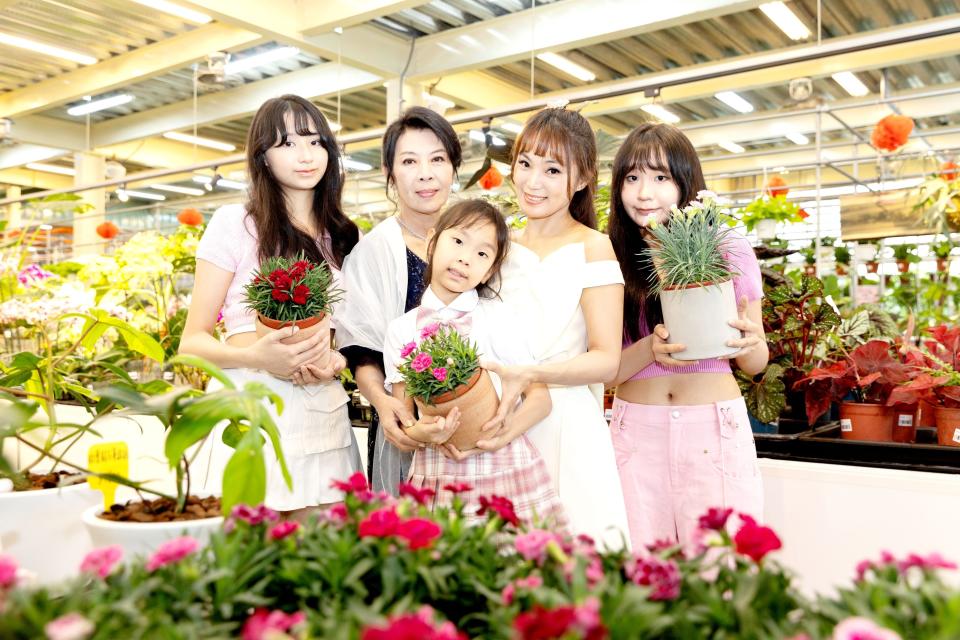 大女兒（右起）、小芭比、二女兒與小女兒。（旋轉花市提供）