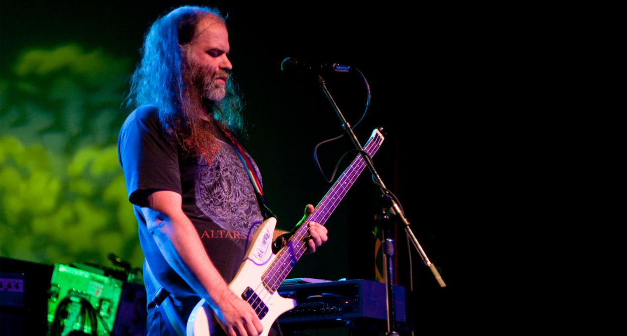  Joe Preston plays a white headless bass onstage with Thrones. 