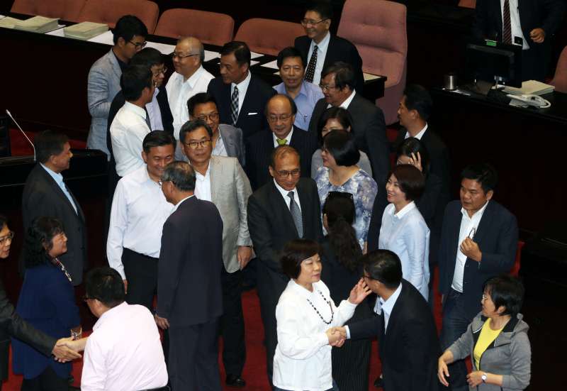 HRRR前瞻基礎建設條例三讀通過，行政院長到立院向立委致意。(蘇仲泓攝).JPG