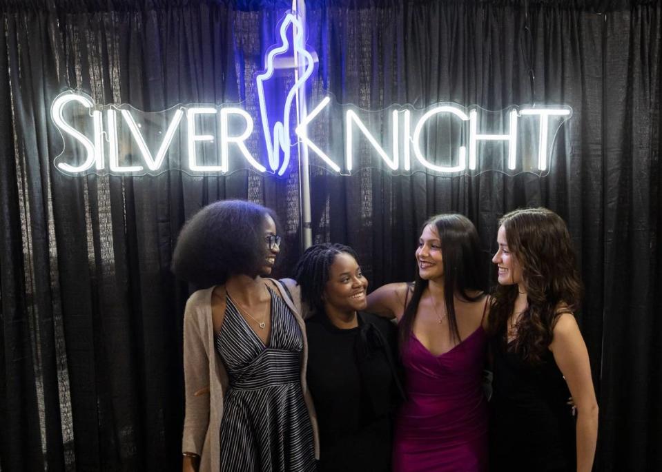 Desde la izquierda, Lenae Washington, Rachel Ulysse, Ayianna Santana y Camila García, del Centro para la Educación Internacional, antes del inicio de la 65ª ceremonia de los premios Silver Knight en el James L. Knight Center de Miami.