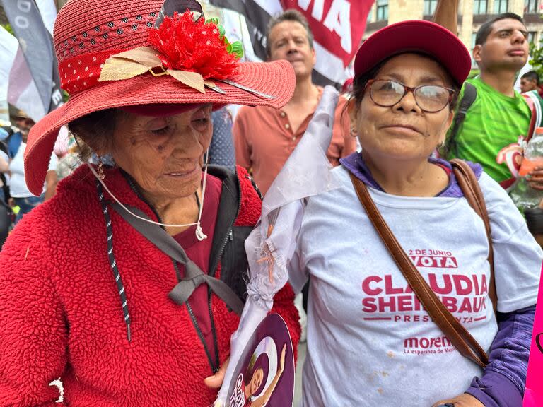 María Elena Martínez Rojas, de 67 años (izquierda), y su madre en el acto de cierre de campaña de Claudia Sheinbaum