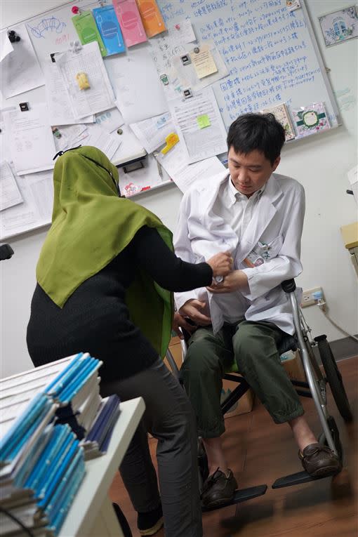 在很多事情上都需要看護幫忙，但陳燕麟仍努力成為一位助人的好醫生。（圖／記者郭奕均攝影）