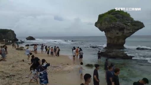 海警解除後，不少遊客抓緊時間下水玩樂。