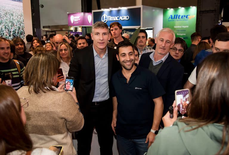 Martin Palermo se sacó fotos con los fanáticos que se acercaron 