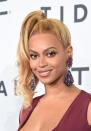 <p>Beyoncé n’a pas hésité à organiser un concert événement en l’honneur d’Hillary Clinton pour lui prouver son soutien lors de la campagne présidentielle. “Il faut penser au futur de nos filles et de nos fils en votant pour quelqu’un qui tient autant à eux que nous-même”, a-t-elle lancé devant des milliers de spectateurs. Crédit photo : AFP </p>