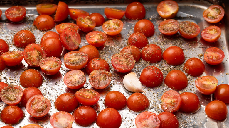 tomatoes with oil and herbs 